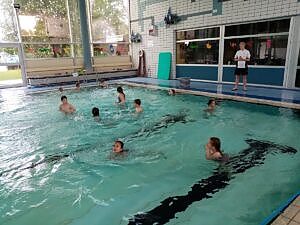 Glückliche Kinder beim schwimmen lernen in der Lutterwelle 27.05.2021