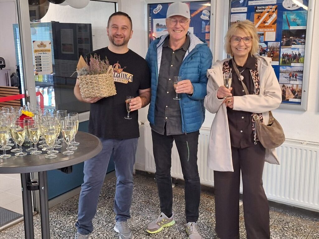 Präsentübergabe zur Bistroeinweihung